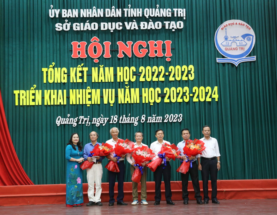 TS Lê Thị Hương – Giám đốc Sở GD&amp;ĐT Quảng Trị tặng quà chia tay và ghi nhận sự đóng góp của các nhà giáo đến tuổi nghỉ hưu.