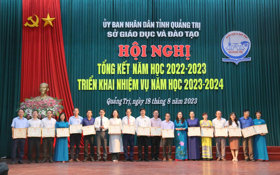 Lãnh đạo Sở GD&amp;ĐT Quảng Trị tặng danh hiệu Tập thể lao động tiên tiến cho 38 đơn vị.