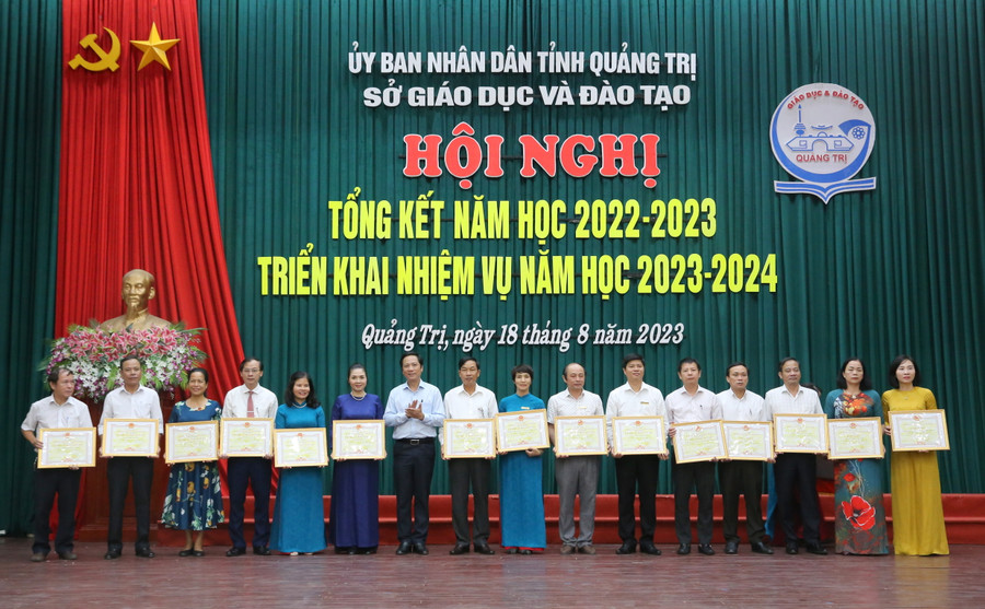 Lãnh đạo UBND Quảng Trị tặng Cờ thi đua cho 2 đơn vị, tặng danh hiệu Tập thể Lao động xuất sắc cho 12 đơn vị.