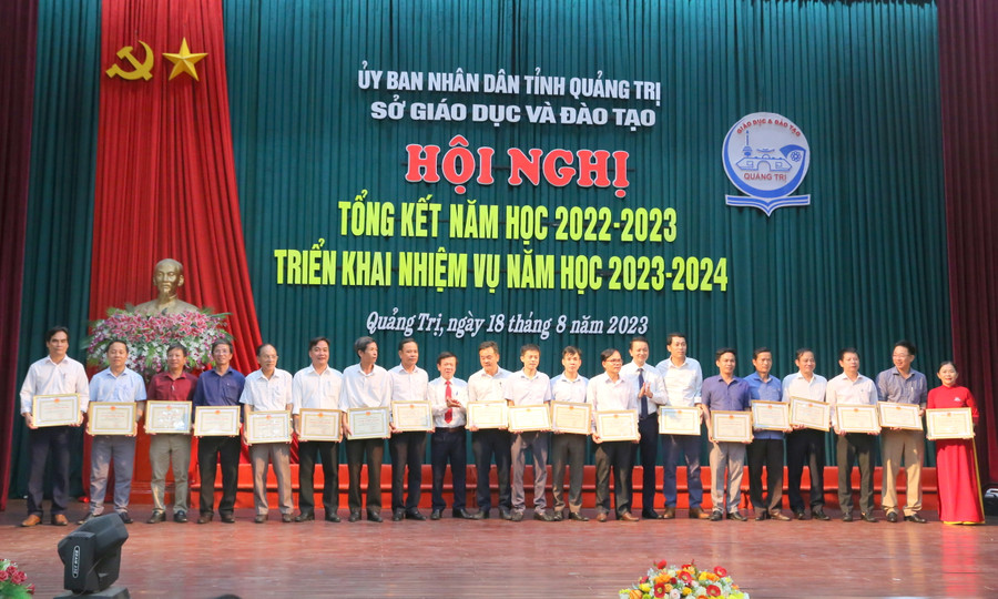 Lãnh đạo Sở GD&amp;ĐT tặng giấy khen cho các tập thể, cá nhân.