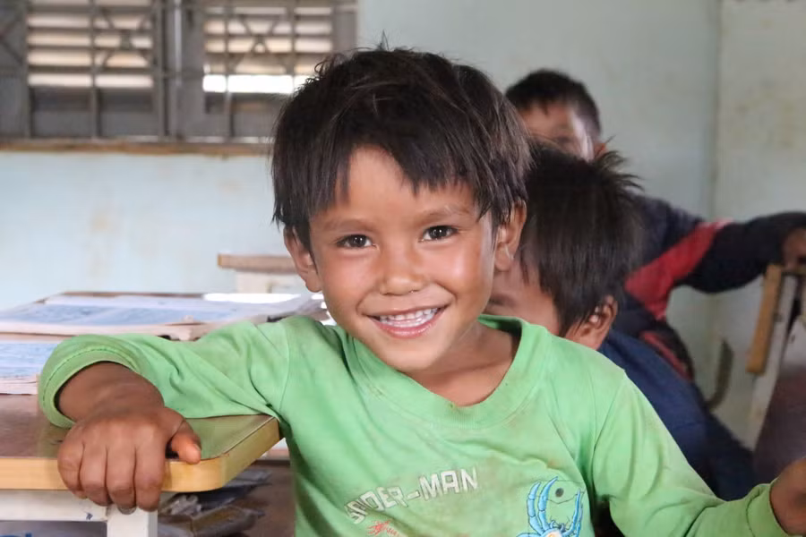 Các em học sinh tại điểm trường Tiểu học cụm Đăk Ka hạnh phúc khi nhận được sự hỗ trợ từ trung ương.