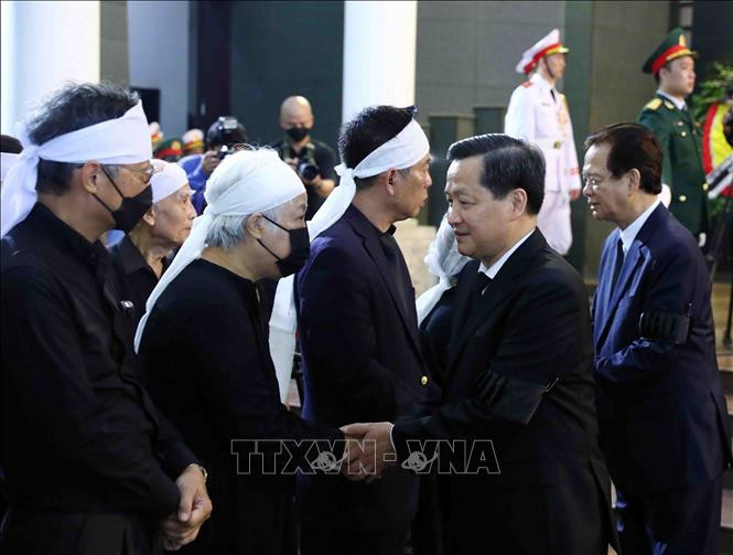 Phó Thủ tướng Chính phủ Lê Minh Khái chia buồn với gia đình đồng chí Vũ Khoan. Ảnh: Phạm Kiên/TTXVN Phó Thủ tướng Chính phủ Lê Minh Khái chia buồn với gia đình đồng chí Vũ Khoan. Ảnh: Phạm Kiên/TTXVN