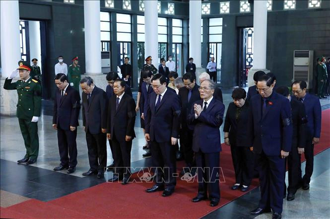 Đoàn đại biểu Quốc hội do Chủ tịch Quốc hội Vương Đình Huệ dẫn đầu viếng đồng chí Vũ Khoan. Ảnh: Phạm Kiên/TTXVN Đoàn đại biểu Quốc hội do Chủ tịch Quốc hội Vương Đình Huệ dẫn đầu viếng đồng chí Vũ Khoan. Ảnh: Phạm Kiên/TTXVN