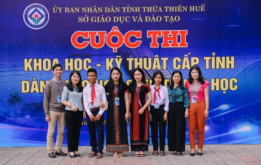 Các thầy cô giáo và học sinh người dân tộc trong niềm vui chiến thắng tại Cuộc thi KHKT cấp tỉnh năm 2022