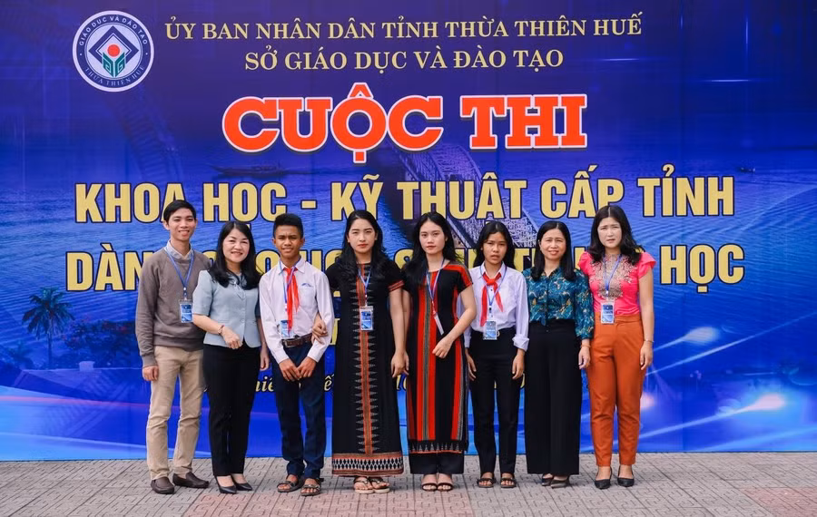 Các thầy cô giáo và học sinh người dân tộc trong niềm vui chiến thắng tại Cuộc thi KHKT cấp tỉnh năm 2022