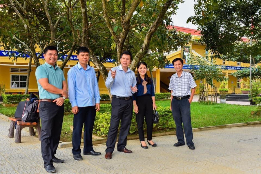 GIám đốc Sở GD&amp;ĐT Nguyễn Tân động viên các thầy cô giáo và học sinh Trường THPT A Lưới, huyện miền núi khó khăn của tỉnh Thừa Thiên Huế