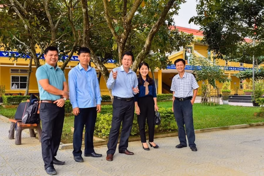 GIám đốc Sở GD&amp;ĐT Nguyễn Tân động viên các thầy cô giáo và học sinh Trường THPT A Lưới, huyện miền núi khó khăn của tỉnh Thừa Thiên Huế