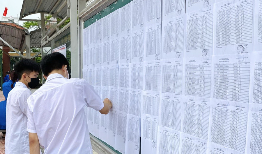 Thí sinh xem lại phòng thi, số báo danh tại điểm thi Trường THPT Bình Giang.