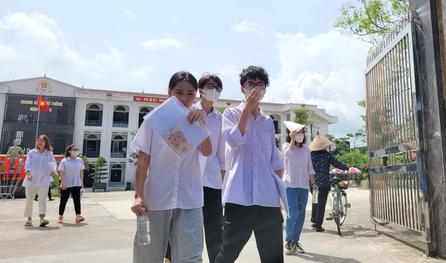 Thí sinh Hải Dương tự tin bước vào bài thi môn Toán. Thí sinh Hải Dương tự tin bước vào bài thi môn Toán.