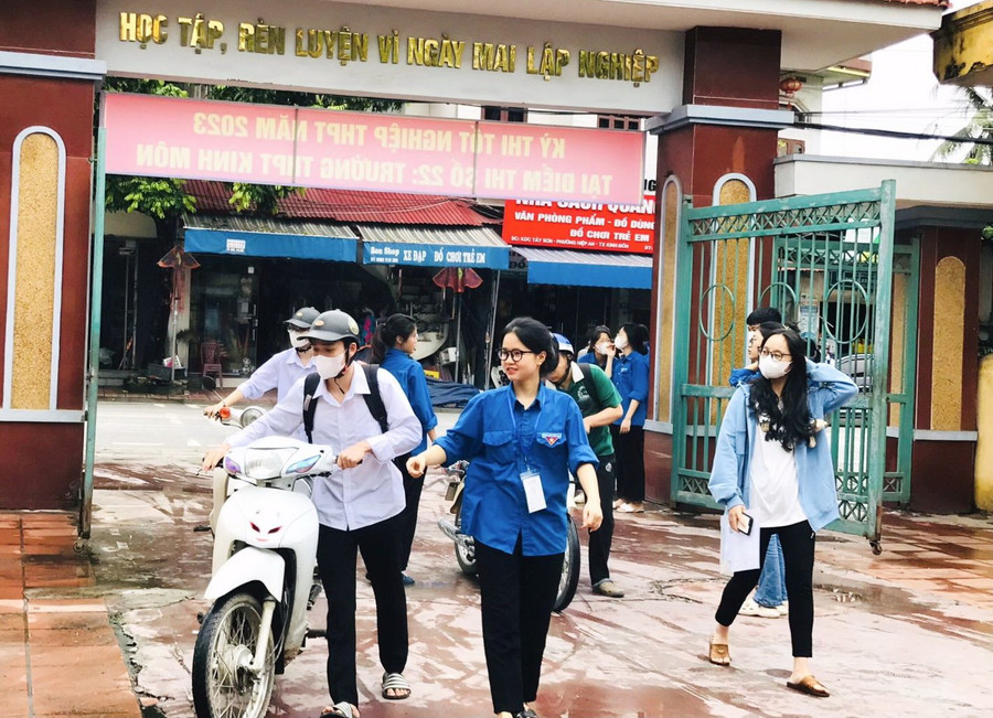 Thí sinh Hải Dương tự tin bước vào phòng thi. Thí sinh Hải Dương tự tin bước vào phòng thi.