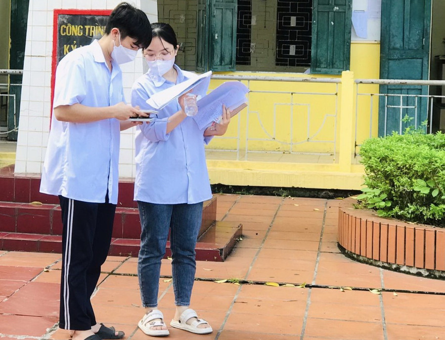 Thí sinh trao đổi bài làm môn Toán. Ảnh: Sở GD&amp;ĐT Hải Dương.