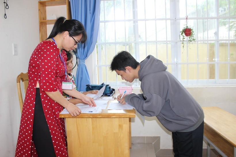 Thí sinh ký tên điểm danh trước giờ thi tại hội đồng thi Trường THPT Trần Nguyên Hãn, Bà Rịa - Vũng Tàu. Ảnh: Anh Tú.