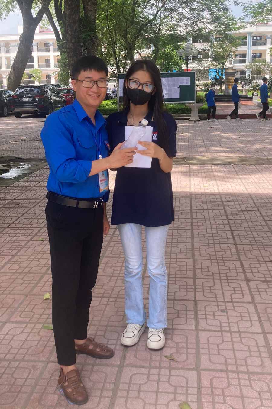 Anh Nguyễn Cao Cường - Phó Bí thư Đoàn xã Liên Lạc tặng thí sinh nước uống. Anh Nguyễn Cao Cường - Phó Bí thư Đoàn xã Liên Lạc tặng thí sinh nước uống.