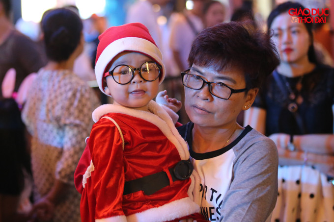Các em bé được cha mẹ hóa thân cho thành ông già Noel, bà già Noel cực dễ thương.