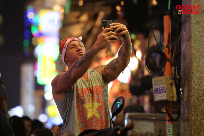 Nhiều vị khách nước ngoài đã chọn nơi đây để hoà cùng dòng người đón giáng sinh.