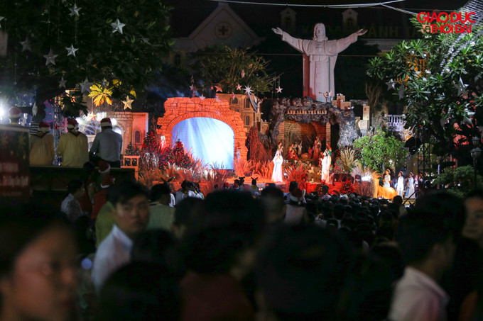 Giáng sinh là ngày lễ lớn nhất trong năm của người Công Giáo, do vậy đều được chuẩn bị tỉ mỉ, chu đáo.
