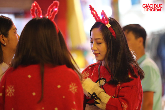 Nhiều bạn trẻ đã chọn cho mình những bộ đồ hợp với không khí giáng sinh để hoà cùng dòng người.