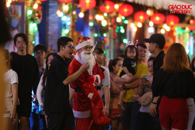 Ngày hôm nay phố Bùi Viện lượng người dồn về đây từ rất sớm, làm cả khu phố càng thêm náo nhiệt.