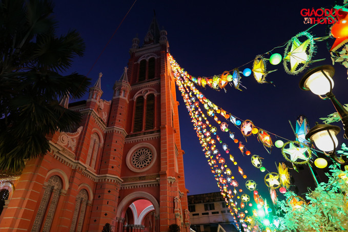 Nhà thờ Tân Định được trang hoàng lộng lẫy thu hút sự chú ý của tất cả mọi người.