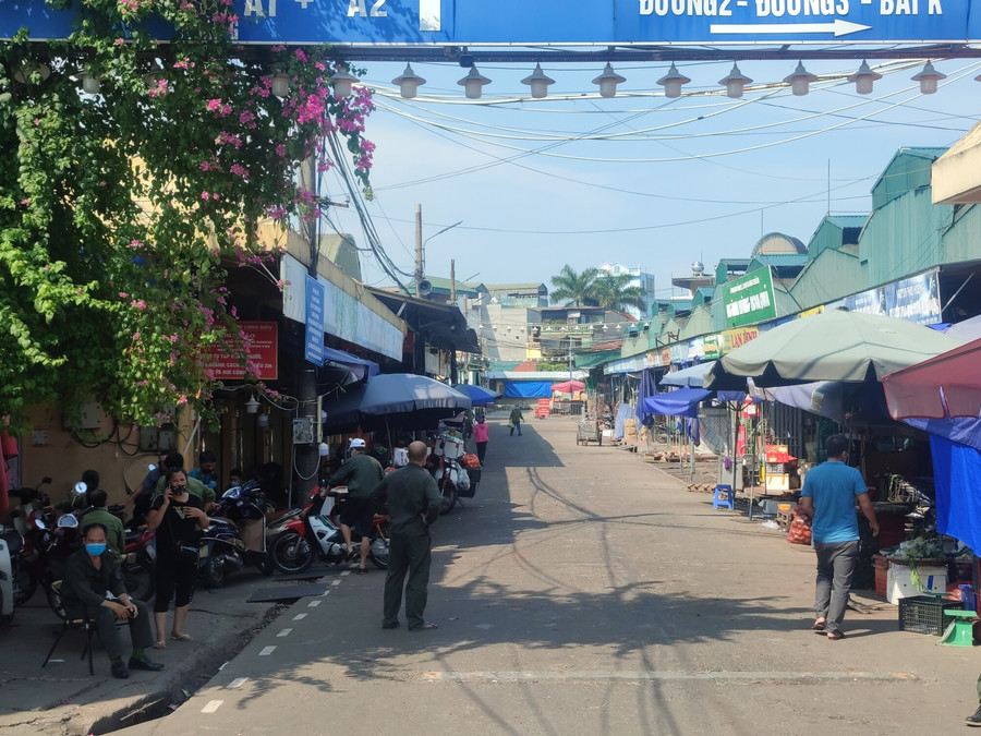 Phong tỏa chợ hoa quả lớn nhất Hà Nội, test Covid-19 cho tiểu thương trong chợ ảnh 2