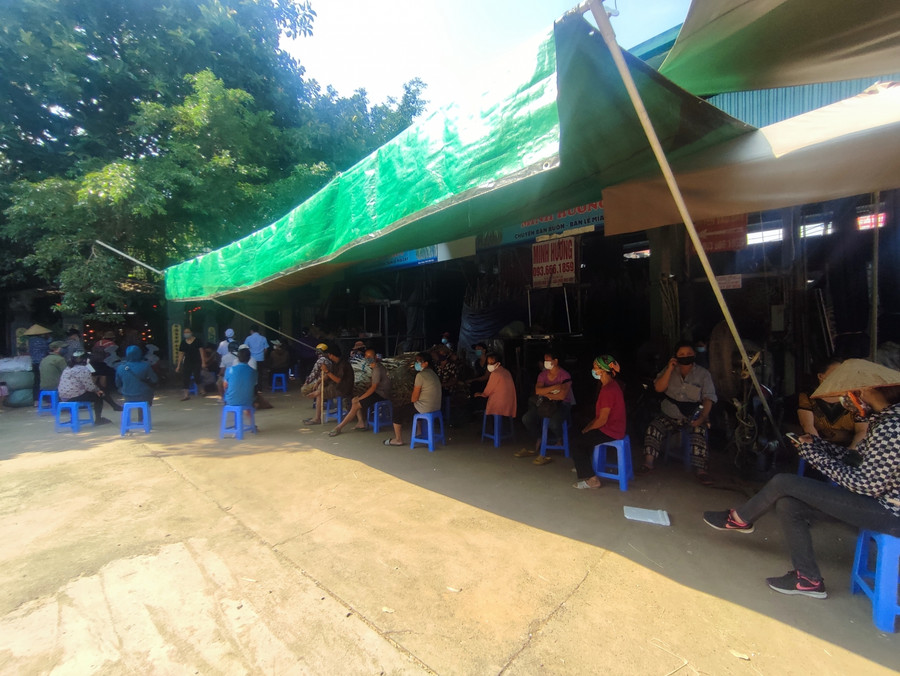 Ngay trong ngày hôm nay, các tiểu thương trong chợ Long Biên đã được test nhanh Covid-19.
