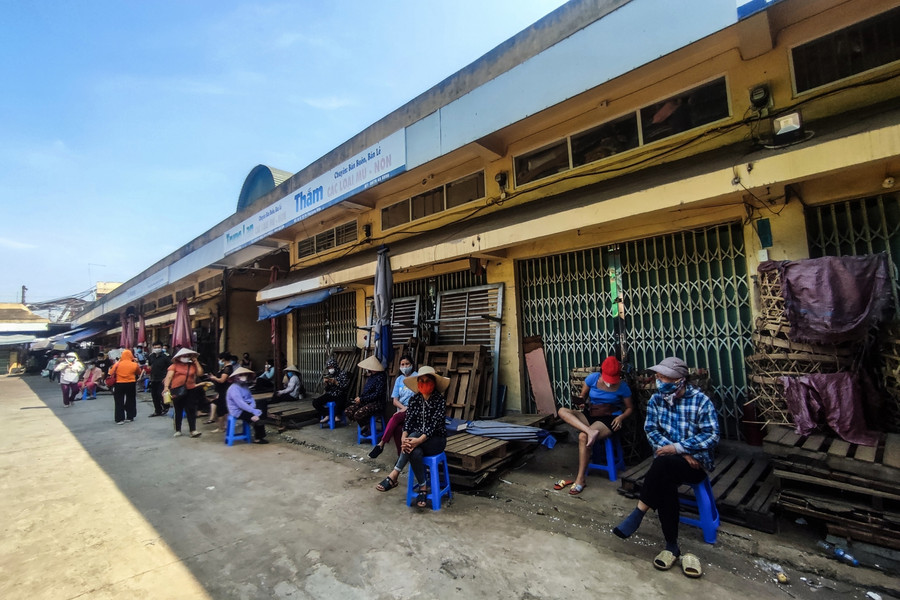 Phong tỏa chợ hoa quả lớn nhất Hà Nội, test Covid-19 cho tiểu thương trong chợ ảnh 4