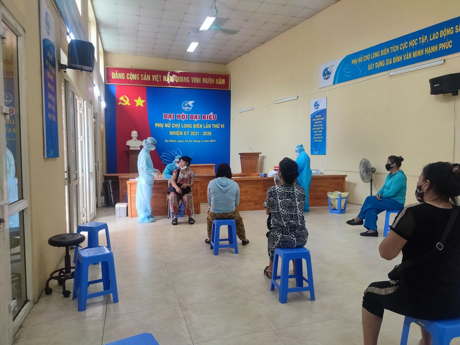 Trước đó, ngày 1/8, quận Ba Đình đã phong tỏa một phần (khu vực kinh doanh hải sản) chợ Long Biên do liên quan đến một ca nhiễm Covid-19 có địa chỉ tại huyện Thanh Trì.