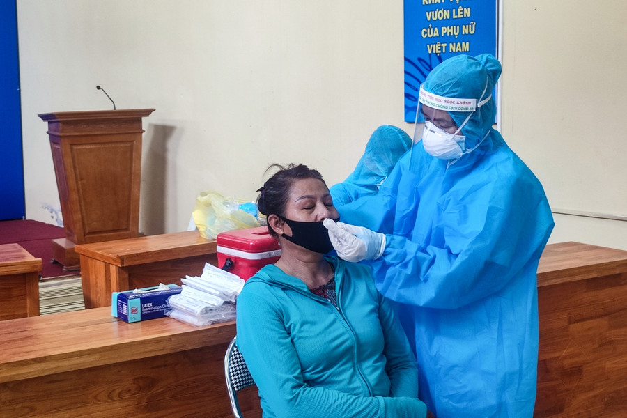 Đồng thời quận tổ chức lấy mẫu xét nghiệm 260 trường hợp liên quan, tất cả mẫu xét nghiệm đều cho kết quả âm tính lần 1 với Covid-19.