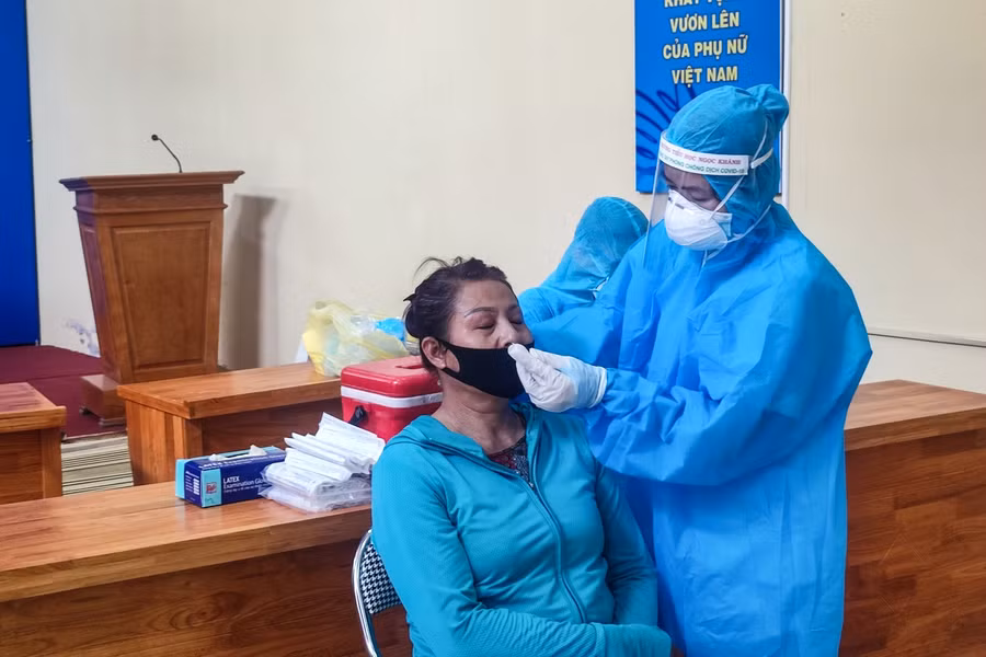 Đồng thời quận tổ chức lấy mẫu xét nghiệm 260 trường hợp liên quan, tất cả mẫu xét nghiệm đều cho kết quả âm tính lần 1 với Covid-19.