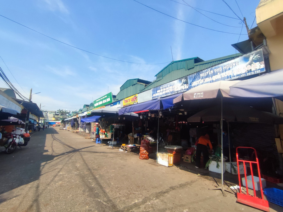 Sau khi phát hiện ca bệnh, Ban Quản lý chợ Long Biên, UBND phường Phúc Xá và lực lượng chức năng quận Ba Đình thực hiện các biện pháp khử khuẩn; điều tra, truy vết, lấy mẫu xét nghiệm các trường hợp liên quan, hướng dẫn người dân biện pháp cách ly y tế, khai báo y tế và theo dõi sức khỏe theo quy định.