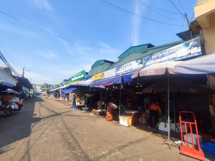 Sau khi phát hiện ca bệnh, Ban Quản lý chợ Long Biên, UBND phường Phúc Xá và lực lượng chức năng quận Ba Đình thực hiện các biện pháp khử khuẩn; điều tra, truy vết, lấy mẫu xét nghiệm các trường hợp liên quan, hướng dẫn người dân biện pháp cách ly y tế, khai báo y tế và theo dõi sức khỏe theo quy định.