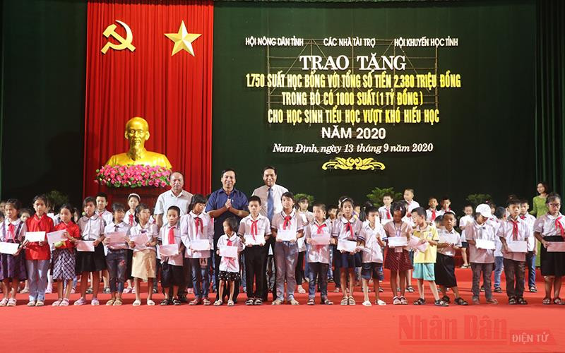 Đại diện lãnh đạo Tỉnh Nam Định trao học bổng cho HS