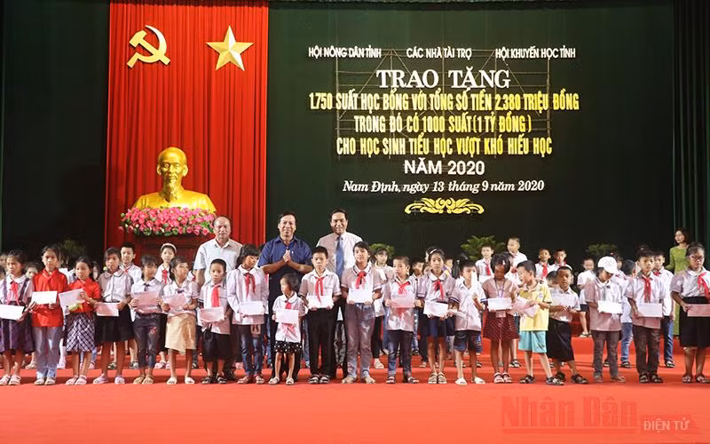 Đại diện lãnh đạo Tỉnh Nam Định trao học bổng cho HS