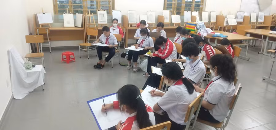 Học sinh Trường THCS và THPT Liên Việt Kon Tum trong tiết tự chọn nghệ thuật, giúp các em phát huy được năng khiếu, sở trường của bản thân.