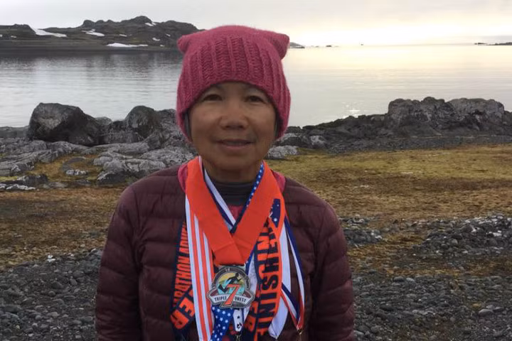 Cụ bà gốc Việt 70 tuổi chạy marathon trên 7 lục địa trong vòng 7 ngày