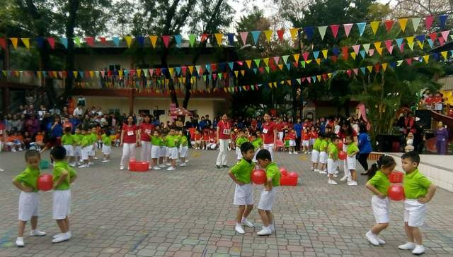 Hết sức sôi động là phần thi rước bóng vào rổ Hết sức sôi động là phần thi rước bóng vào rổ