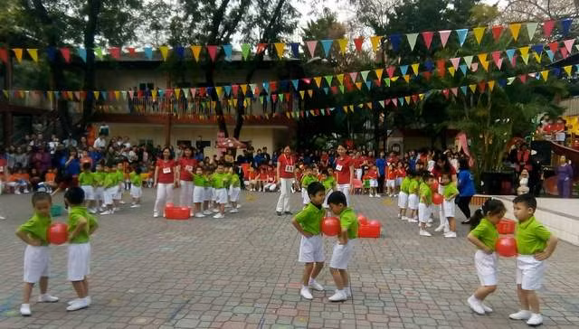 Hết sức sôi động là phần thi rước bóng vào rổ