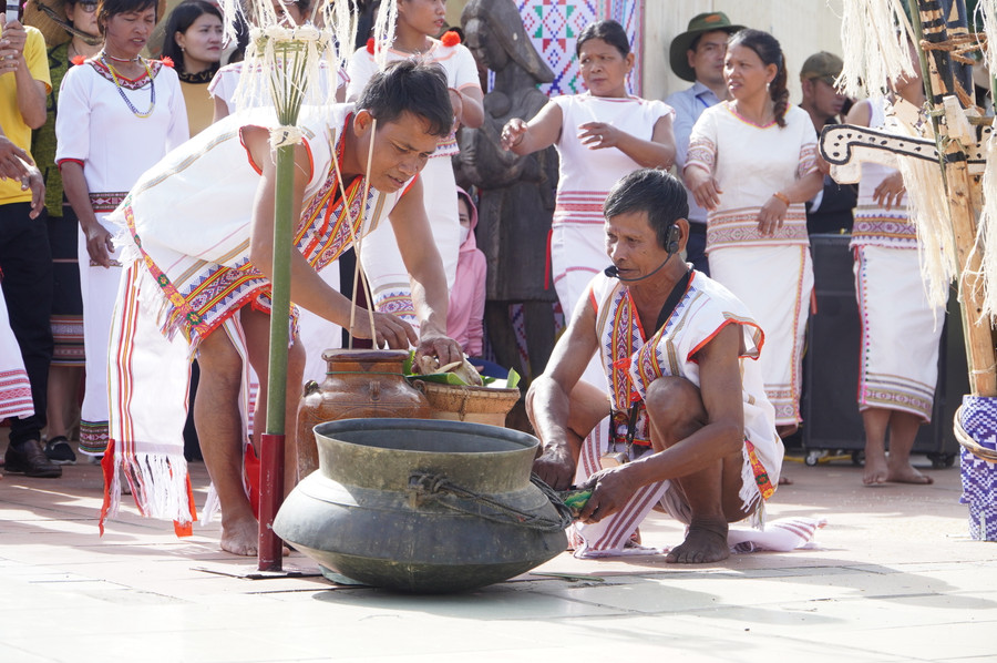 Lễ &quot;Mở cửa Kho lúa&quot; của người Rơ Măm tại Kon Tum.