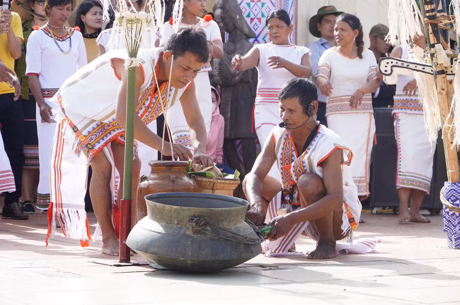 Lễ "Mở cửa Kho lúa" của người Rơ Măm tại Kon Tum.