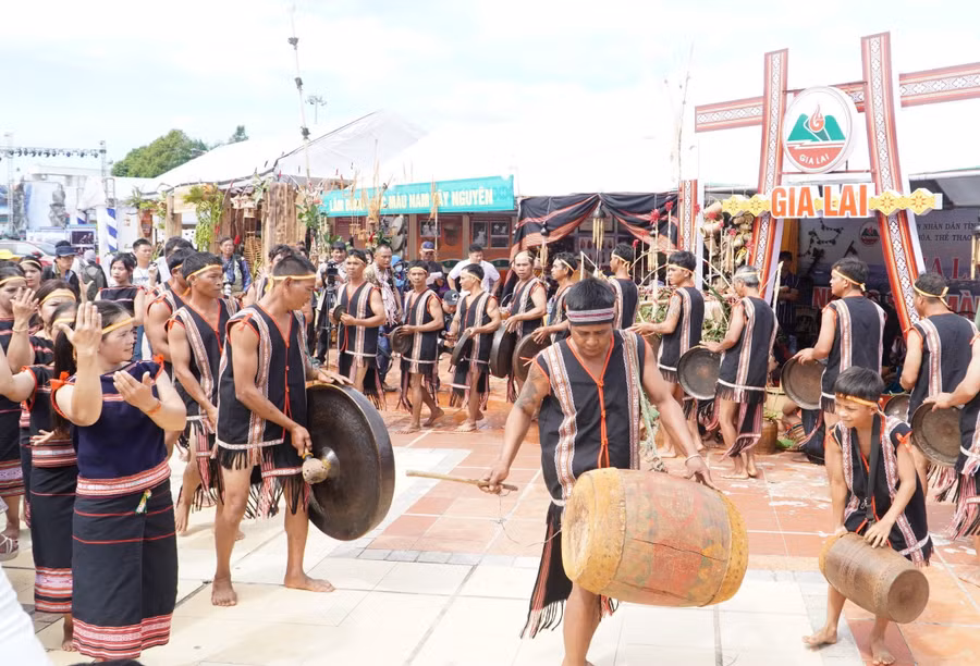 Các nghệ nhân trình diễn cồng chiêng, múa xoang tại ngày hội.