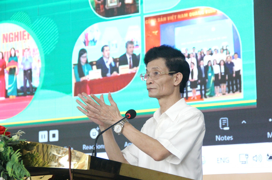 Ông Phùng Quốc Lập – Phó Giám đốc Sở GD&amp;ĐT tỉnh Phú Thọ phát biểu tại hội thảo.