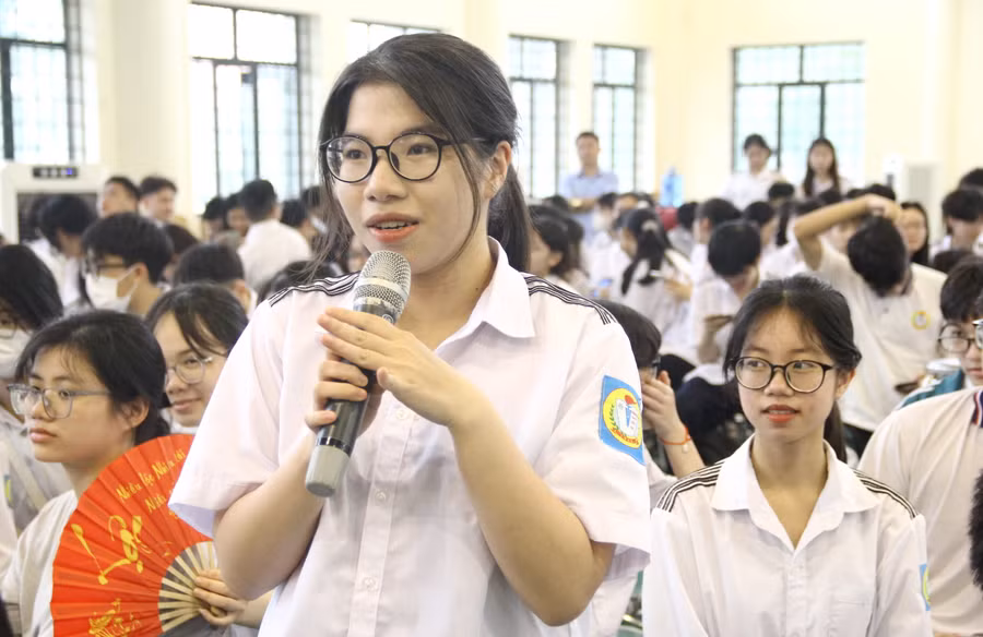 Học sinh Trường THPT Việt Trì (Phú Thọ) đặt câu hỏi với các diễn giả.
