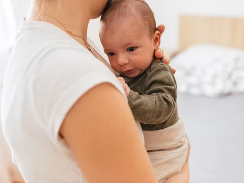 Trẻ sơ sinh bị Colic thường bị đau bụng và khóc quấy liên tục