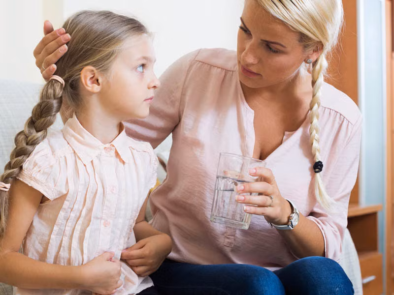 Trẻ có thể cảm thấy đau kèm tức bụng do một số nguyên nhân khác nhau