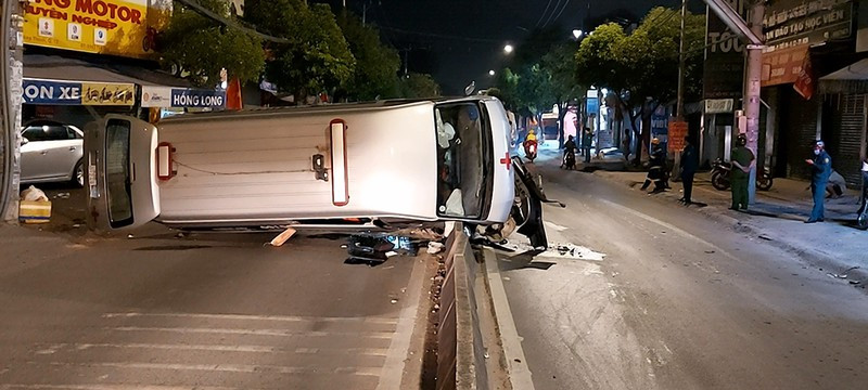 Ngày 4/5, theo nguồn tin trên báo Thanh niên, Công an Q.12 (TP.HCM) đã xử lý xong hiện trường sự cố xe cứu thương lật ngang trên đường Lê Văn Khương (phường Hiệp Thành, quận 12, TPHCM).
Theo thông tin ban đầu, sự việc xảy ra vào lúc 0h10 sáng cùng ngày. Tại thời điểm này, xe cứu thương biển số 93B1-012.49 chạy trên đường Lê Văn Khương hướng từ huyện Hóc Môn ra ngã tư Tân Thới Hiệp. Khi gần đến giao lộ Trần Thị Cờ thì bất ngờ tông vào dải phân cách bằng bê tông và lật ngang giữa đường.
Tại hiện trường, chiếc xe cứu thương biến dạng phần đầu, dầu nhớt chảy tràn ra đường, phương tiện nằm chắn ngang đường. Được biết, thời điểm xảy ra sự cố trên xe cứu thương có tất cả 6 người, gồm tài xế, 1 người tử vong ở bệnh viện, đang được đưa về quê lo hậu sự và 4 người nhà của người tử vong (trong đó có 2 trẻ em). Sự cố khiến những người bên trong xe gặp một phen hoảng loạn, hai trẻ em gào khóc được người dân khu vực hỗ trợ đưa ra ngoài. Vụ việc cũng khiến hai người bị thương được đưa đến bệnh viện cấp cứu.
Tài xế cho biết trước tai nạn xảy ra thì tuyến đường vắng, tuy nhiên anh bị lóa mắt bởi một nguồn sáng không rõ từ đâu. Khi vừa hết lóa mắt thì xe đụng chính diện trụ bê tông của dải phân cách.
Theo nguồn tin trên báo CA TP.HCM, chiếc xe cứu thương này được gia đình thuê chở người thân (người phụ nữ 63 tuổi ở trọ tại Bình Dương bị bệnh nên qua đời) về quê Hậu Giang để mai táng, người bị thương là con trai của người chết.
Tuy nhiên, khi xe đang trên đường đưa người mất và thân nhân về quê thì xảy ra tai nạn. Sau vụ việc, thi thể người phụ nữ xấu số và người nhà được chuyển qua một chiếc xe cứu thương khác để tiếp tục hành trình.
