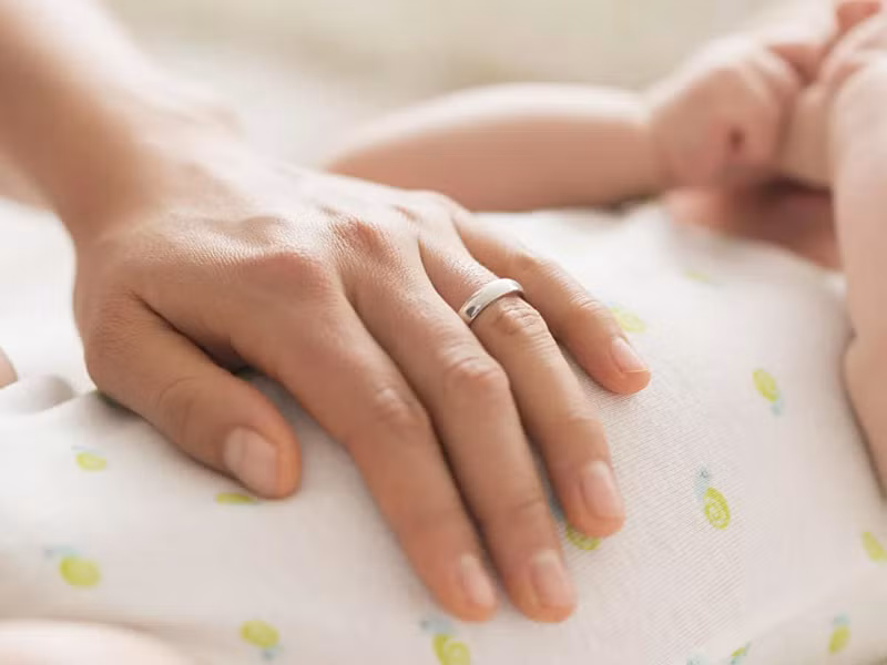 Mẹ có thể xoa bụng để làm dịu cơn đau bụng cho bé