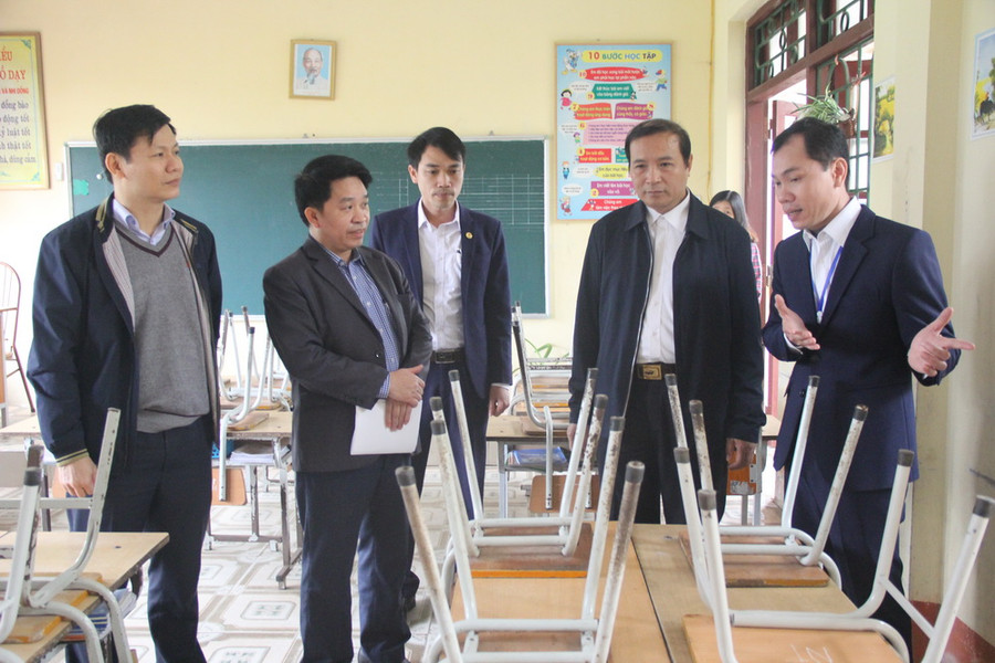 Kiểm tra công tác vệ sinh, khử trùng, sát khuẩn trường lớp tại Trường tiểu học Hiệp Cường (Kim Động) Kiểm tra công tác vệ sinh, khử trùng, sát khuẩn trường lớp tại Trường tiểu học Hiệp Cường (Kim Động)