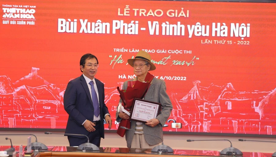 Phó Tổng giám đốc TTXVN Nguyễn Tuấn Hùng trao Giải thưởng Lớn - Vì tình yêu Hà Nội do đạo diễn Trần Văn Thủy. Ảnh: Báo Tin Tức,