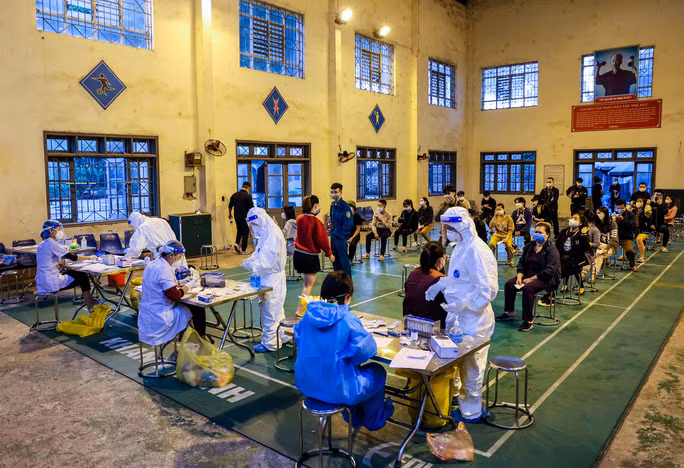 Nhân viên y tế lấy mẫu xét nghiệm Covid-19 cho người dân tại xã Ninh Hiệp. Ảnh: Người lao động.