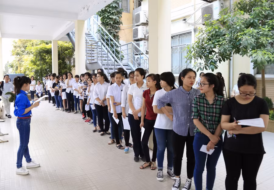 Thí sinh tham dự bài thi đánh giá năng lực của ĐH Quốc gia Hà Nội năm học 2015-2016.